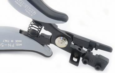Das Bild zeigt eine Zange mit ergonomischem Griff und einer federbelasteten Mechanik. Sie hat einen silbernen Drehknopf und eine schwarze Kante, die ihr präzises Arbeiten ermöglicht.