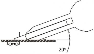 Das Bild zeigt eine schematische Darstellung eines Werkzeugs, das in einem Winkel von 20 Grad auf eine Fläche zeigt. Es sind Linien und ein kleiner vertikaler Strich zu erkennen, die den Winkel verdeutlichen.