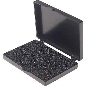 Das Bild zeigt eine schwarze, rechteckige Box mit einem Deckel, der offen ist. Der Innenraum ist mit schaumstoffähnlichem Material ausgekleidet, das sicher hält.