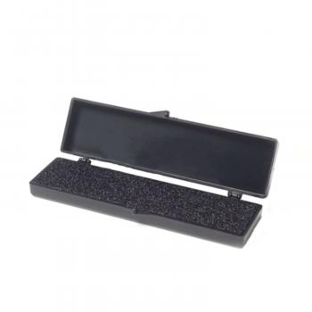 Das Bild zeigt eine schwarze, rechteckige Box. Sie hat einen Deckel, der aufklappbar ist. Im Inneren befindet sich eine strukturierte Oberfläche, die leicht gummiert erscheint.