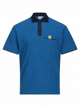 Das Bild zeigt ein kurzärmliges Polohemd in lebhaftem Blau. Es hat einen dunklen Kragen, drei Knöpfe und eine kleine Brusttasche, die ebenfalls mit einem Logopatch verziert ist.