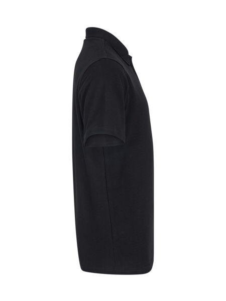 Das Bild zeigt ein schwarzes Poloshirt im Profil. Es hat kurze Ärmel, einen Kragen und eine gerade Passform. Der Stoff wirkt weich und bequem. Die Oberfläche ist einheitlich ohne Muster.