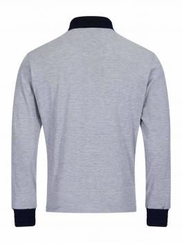 Das Bild zeigt ein graues Langarmshirt aus Baumwolle. Es hat einen dunklen Kragen und dunkelblaue Bündchen an den Ärmeln. Die Rückseite ist schlicht und ohne Muster.