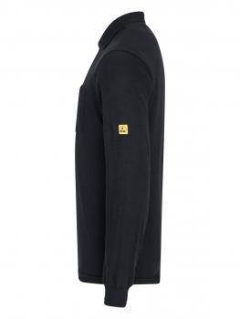 Das Bild zeigt ein schwarzes Langarmshirt mit Kragen. Es hat an einem Ärmel ein gelbes Logo. Die Seitenansicht betont den schlichten, geraden Schnitt des Shirts.