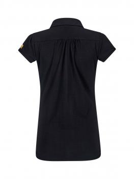 Das Bild zeigt ein schwarzes Poloshirt mit einem Kragen und kurzen Ärmeln. Auf der linken Schulter befindet sich ein kleines gelbes Logo. Der Rücken des Shirts hat eine leicht geschwungene Naht.