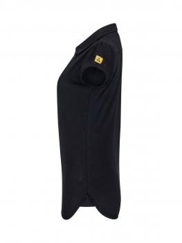 Das Bild zeigt ein schwarzes Poloshirt im Profil. Es hat einen kurzen Ärmel und einen klassischen Kragen. Auf dem linken Ärmel befindet sich ein gelbes Logo. Der Stoff wirkt glatt und elastisch.
