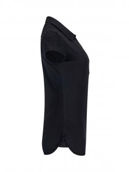 Das Bild zeigt ein schwarzes Polo-Shirt aus der Seitenansicht. Es hat kurze Ärmel, einen kleinen Kragen und eine gerade Form mit einem leicht abgerundeten Saum.