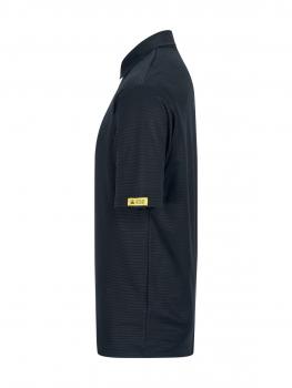Das Bild zeigt ein schwarzes Poloshirt aus leichtem Material. Es hat einen kurzen Stil, einen klassischen Kragen und ein gelbes Etikett am linken Ärmel. Die Oberfläche ist strukturiert.