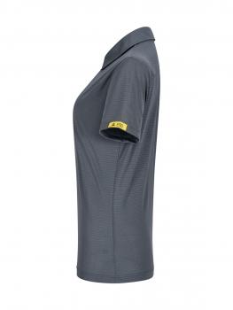 Das Bild zeigt ein graues Poloshirt von der Seite. Es hat einen Kragen, kurze Ärmel und ein kleines gelbes Etikett an der linken Ärmelsaum. Der Stoff hat eine feine Struktur.