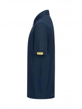 Das Bild zeigt ein dunkelblaues Poloshirt von der Seite. Es hat einen Kragen und kurze Ärmel. An einem Ärmel befindet sich ein gelbes Label. Der Stoff wirkt glatt und leicht.