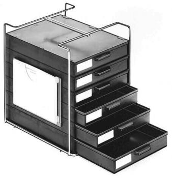 Das Bild zeigt einen schwarzen Regal-Container mit mehreren Schubladen. Es hat unten fünf herausziehbare Schubladen und seitlich eine offene Fläche. Oben sind Griffe zum Öffnen.