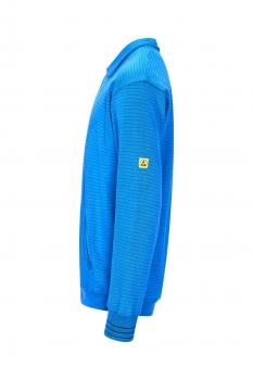 Das Bild zeigt einen blauen Pullover aus einem gestreiften Stoff, mit einem Stehkragen und einem kleinen gelben Logo an einem Ärmel. Der Pullover ist von der Seite abgebildet.
