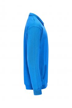 Das Bild zeigt einen blauen Pullover in Seitenansicht. Der Pullover hat lange Ärmel, einen Kragen und vertikale Streifen. Er ist locker geschnitten und hat eine Tasche auf der Vorderseite.