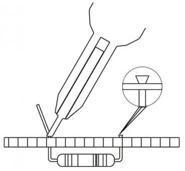 Das Bild zeigt einen technischen Aufbau: Eine Zange hält einen kleinen Bauteil über einer Kunststoffplatine. Eine Lupe vergrößert das Bauteil, das auf der Platine platziert wird.