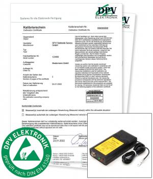 Das Bild zeigt einen Kalibrierschein mit dem Logo von DPV Elektronik, umgeben von zwei Dokumenten. In der Ecke befindet sich ein schwarzes Gerät mit einem gelben Aufkleber und einem Kabel.