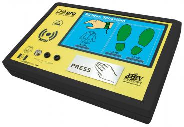 Das Bild zeigt ein gelb-schwarzes Touchscreen-Gerät mit einem RFID-Symbol und einer Handfläche, die den Druck auf einen Button anzeigt. Es gibt zwei Grafikdarstellungen von Kleidung und Schuhen.