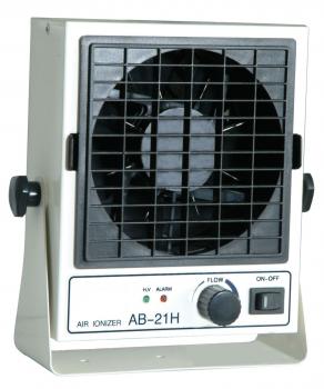 Das Bild zeigt einen kompakten Luftionisierer mit einem quadratischen Ventilator in der Mitte. An der Vorderseite befinden sich Schalter und ein Drehknopf für die Einstellungen.