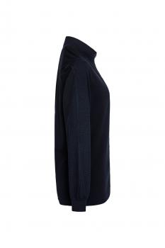 Das Bild zeigt ein schwarzes Rollkragenoberteil aus einem glatten Material. Es hat lange Ärmel und eine schlichte, elegante Silhouette. Der Schnitt ist bequem und zeitlos.