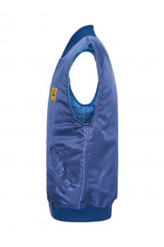 Das Bild zeigt eine ärmellose, blaue Jacke mit einem gelben Logo. Die Jacke hat eine glatte Textur und seitliche Taschen. Sie wirkt sportlich und lässig.