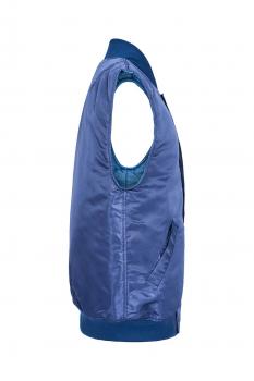Das Bild zeigt eine ärmellose, blau glänzende Weste. Sie hat eine durchgehende Front, einen Rundhalsausschnitt sowie zwei seitliche Taschen. Die Rückseite ist in einem helleren Blauton.