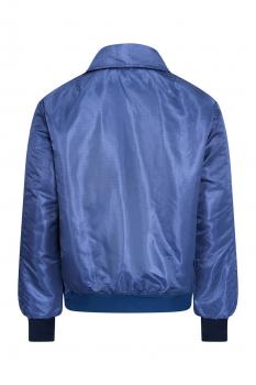 Das Bild zeigt die Rückansicht einer blauen, glänzenden Jacke. Sie hat einen Stehkragen und elastische Bündchen an den Ärmeln. Die Oberfläche wirkt glatt und hat eine leichte Textur.