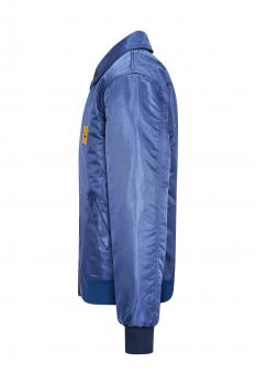 Das Bild zeigt eine dunkelblaue Bomberjacke aus glänzendem Material. Sie hat einen klassischen Kragen, lange Ärmel und eine Bundabschlüsse in dunklerer Farbe. An der Seite befindet sich eine Tasche.