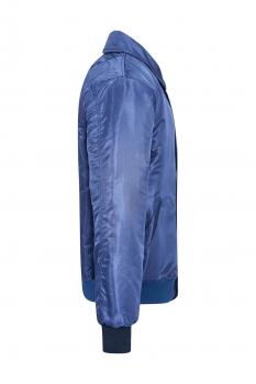 Das Bild zeigt eine blau-silberne Jacke im Bomberstil. Sie hat einen klassischen Kragen, einen Reißverschluss und elastische Bündchen an den Ärmeln und am Saum. Die Oberfläche ist glatt und glänzend.