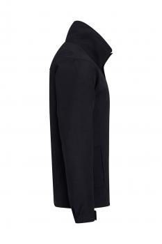 Das Bild zeigt eine schwarze Jacke im Profil. Sie hat einen hohen Kragen und eine schlichte, gerade Form. Es gibt keine auffälligen Muster oder Verzierungen.
