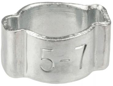 Das Bild zeigt eine kleine, silberne Halterung aus Metall. Sie hat eine runde Öffnung in der Mitte und ist oben und unten leicht gewellt. Auf der Seite sind die Zahlen "5-7" eingraviert.