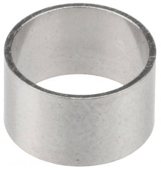 Das Bild zeigt einen glänzenden, runden Metallring. Er hat eine gleichmäßige, glatte Oberfläche und ist innen hohl. Der Ring hat eine mittlere Breite und erscheint robust.