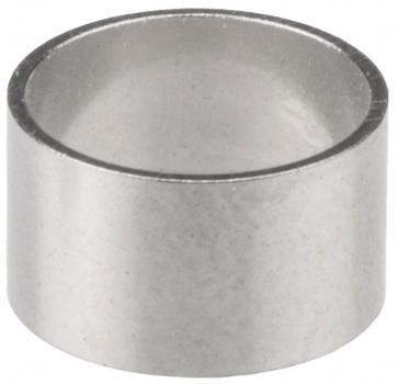 Es handelt sich um einen runden, silbernen Metallring. Die Oberfläche ist glatt und glänzend, der Innendurchmesser ist größer als der Außendurchmesser. Der Ring steht auf einer flachen Fläche.