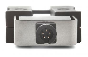 Das Bild zeigt einen metallischen Stecker mit einer runden Buchse, die fünf metallene Kontakte hat. Der Stecker ist in eine graue Halterung mit schwarzen Kanten eingefasst.