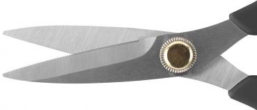 Das Bild zeigt eine Metall-Schere mit zwei scharfen Klingen. Die Klingen sind glänzend und haben eine leichte Verzahnung. Der Gelenkpunkt ist mit einer goldfarbenen Schraube befestigt. Die Griffe sind schwarz.