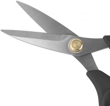 Das Bild zeigt eine Schere mit zwei aneinandergelegten Klingen, die spitz zulaufen. Die Klingen sind aus glänzendem Metall mit einer groben Imitation an einer der Klingen. Der Griff ist schwarz und ergonomisch geformt.