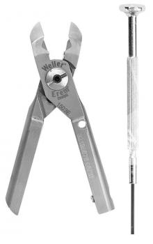 Das Bild zeigt zwei Werkzeuge: links eine spitze, gebogene Zange aus Metall mit einer runden Öffnung in der Mitte, rechts ein Schlitzschraubendreher mit geriffeltem Griff und schmaler Klinge.