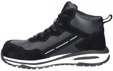 Der Schuh ist ein schwarzer, knöchelhoher Sneaker mit einer Mischung aus Glattleder und Wildleder. Er hat eine robuste Sohle und Schnürsenkel, sowie seitliche weiße Streifen.