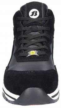 Das Bild zeigt einen schwarzen Sportschuh mit einem glatten Obermaterial und Wildleder-Elementen. Er hat schwarze Schnürsenkel und eine weiße Sohle mit schwarzen Streifen.
