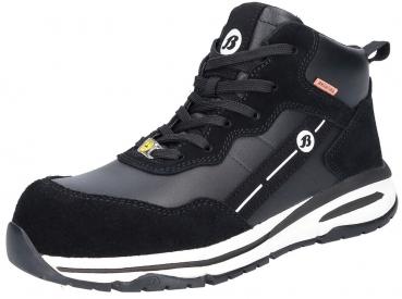 Der Schuh ist ein schwarzer Sneaker mit einem hohen Schaft. Er hat eine Kombination aus Leder und Wildleder, Schnürsenkel und markanten weißen Akzenten sowie einer flexiblen, dicken Sohle.