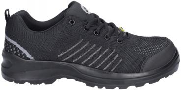 Das Bild zeigt einen schwarzen Sportschuh aus Netzstoff mit Schnürsenkeln. Er hat eine robuste Gummisohle und seitliche, reflektierende Streifen. Die Schuhform ist modern und stabil.