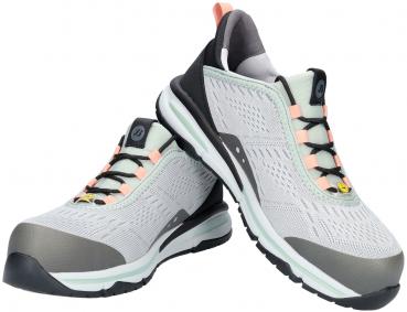 Das Bild zeigt ein Paar leichte, sportliche Schuhe. Sie sind in einem hellen Grau mit schwarzen und rosafarbenen Akzenten. Die Sohle ist dick und bietet guten Halt.