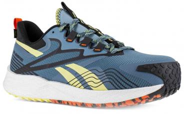 Der Schuh ist sportlich und hat eine schwarze Oberfläche mit orangenen Akzenten. Die Sohle ist dick und hat rutschfeste Gummistellen. Er ist für Aktivität und Outdoor geeignet.