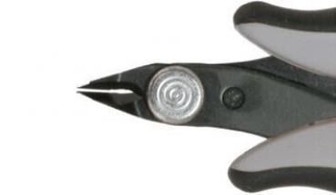 Das Bild zeigt eine Zange mit einer spitzen, schmalen Schneide. Der Griff ist ergonomisch gestaltet, mit rutschfesten Gummiüberzügen. Der Metallsitz hat eine kleine, runde Schraube in der Mitte.