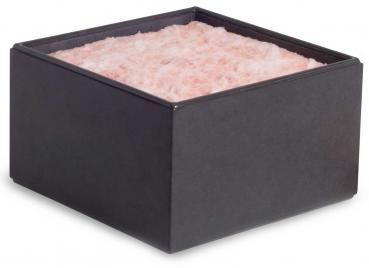 Das Bild zeigt einen schwarzen, quadratischen Behälter mit einem weichen, rosa-farbenen Inhalt, der wie Baumwolle aussieht. Die Oberfläche ist flauschig und unregelmäßig.