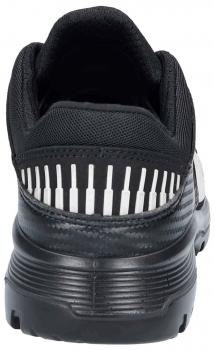 Das Bild zeigt die Rückansicht eines Sportschuhs. Er ist überwiegend schwarz mit einem strukturierten Obermaterial. Auf der Ferse sind vertikale, weiße Streifen angebracht. Der Schuh hat eine robuste Sohle.