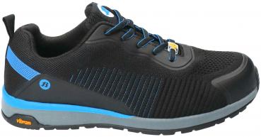 Der Schuh ist schwarz mit blauen Akzenten. Er hat eine gepolsterte Sohle und atmungsaktives Material. Die Schnürsenkel sind ebenfalls blau, die Sohle ist griffig und stabil.