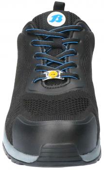 Der Schuh ist schwarz mit blauen Schnürsenkeln. Er hat eine atmungsaktive Oberfläche und eine verstärkte Zehenkappe aus Gummi. Die Sohle ist robust und bietet guten Halt.