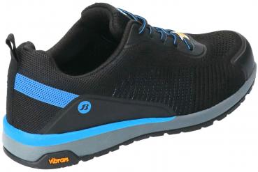 Das Bild zeigt einen schwarzen Sportschuh mit blauen Akzenten. Das Obermaterial ist aus Netzstoff, die Sohle ist grauenfarben und hat eine rutschfeste Vibram-Technologie.