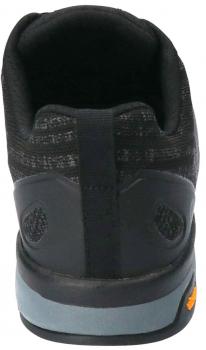 Das Bild zeigt die Rückseite eines schwarzen Sportschuhs. Der Schuh hat eine strukturierte Textiloberfläche, eine graue Sohle und farbige Details an der Unterseite. Der Einstieg ist gut gepolstert.