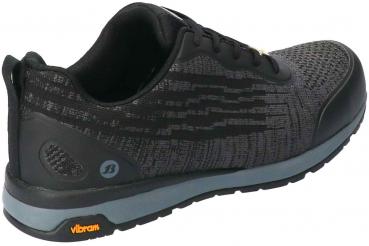 Der Schuh ist ein sportlicher, schwarzer Sneaker mit einem strukturierten Obermaterial. Er hat eine gefederte Sohle, die für guten Halt sorgt, und eine graue Laufsohle mit dem Schriftzug "Vibram".