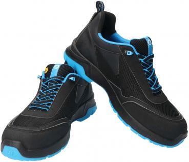Das Bild zeigt zwei sportliche Schuhe. Sie sind hauptsächlich schwarz mit blauen Akzenten, darunter die Sohle. Die Schuhe haben eine rutschfeste Oberfläche und Schnürsenkel.